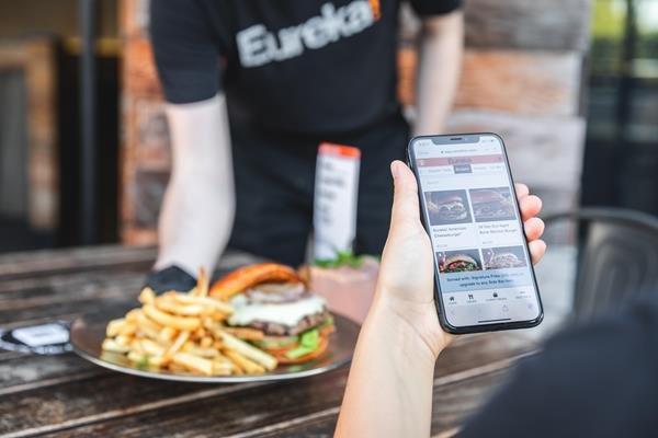 SnapnTab tableside ordering and payment on guest smartphone